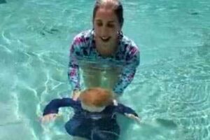 squar2-baby-swimming